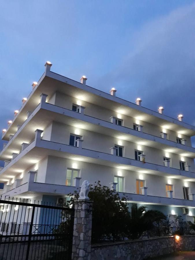 Mihalis Apartments Химара Экстерьер фото