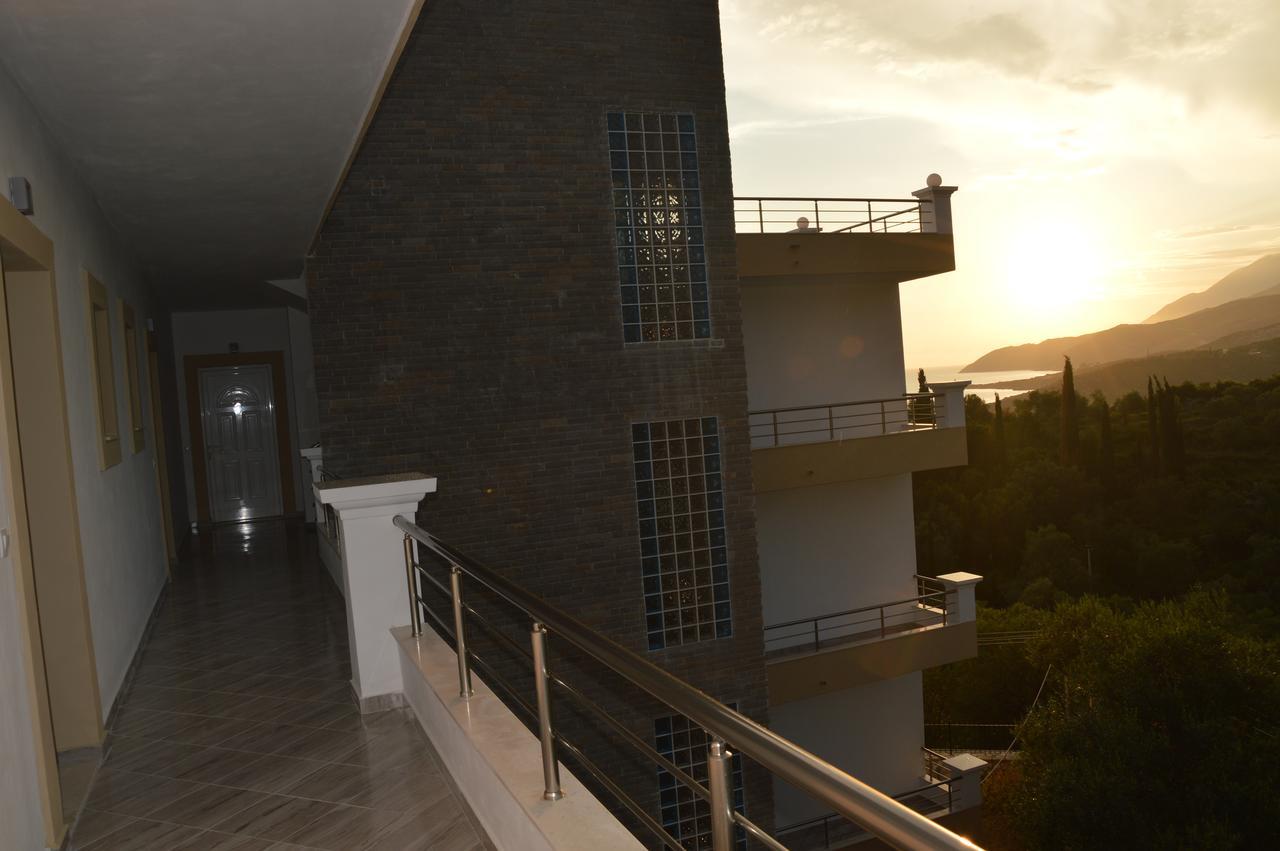 Mihalis Apartments Химара Экстерьер фото