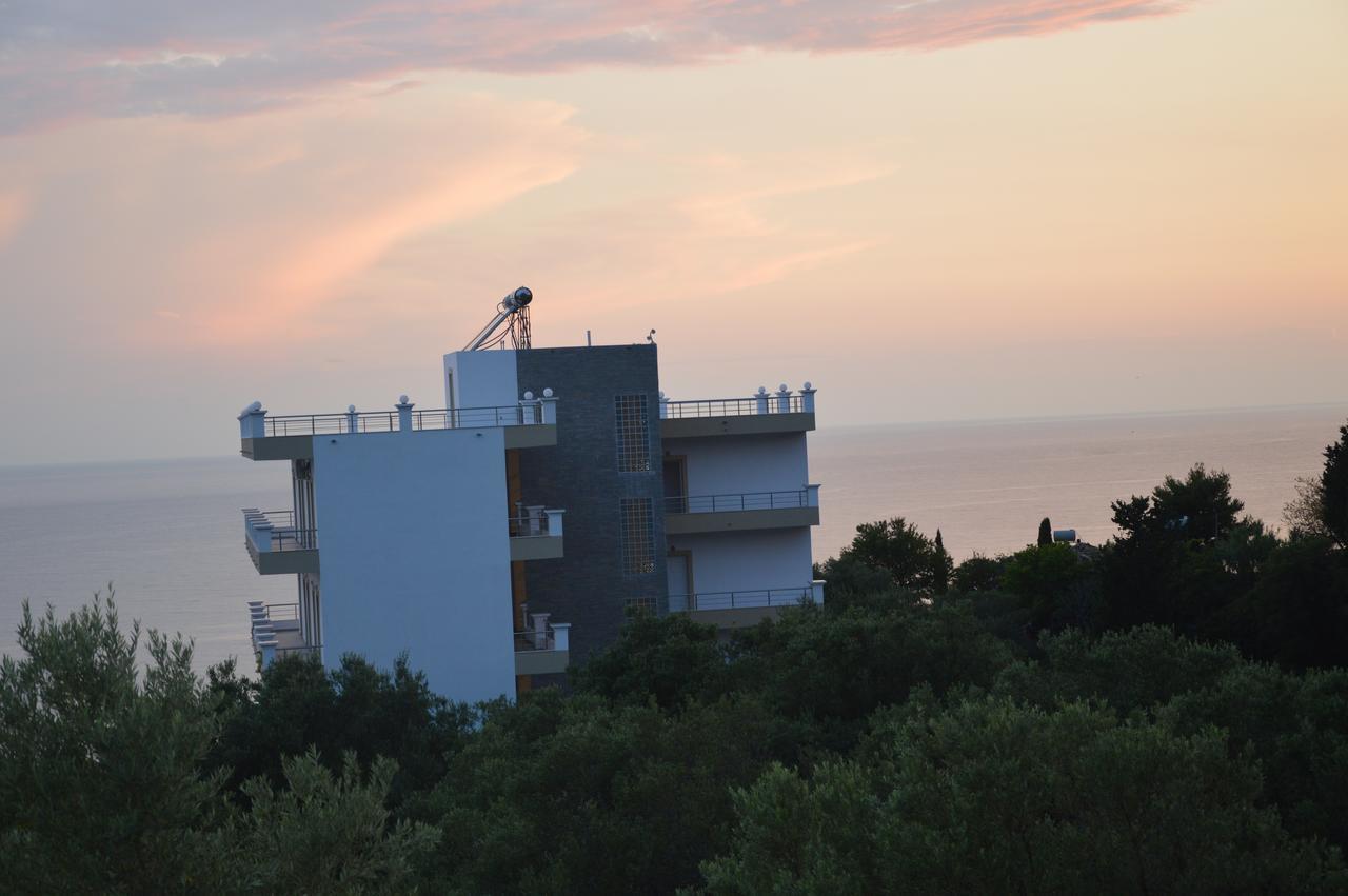 Mihalis Apartments Химара Экстерьер фото